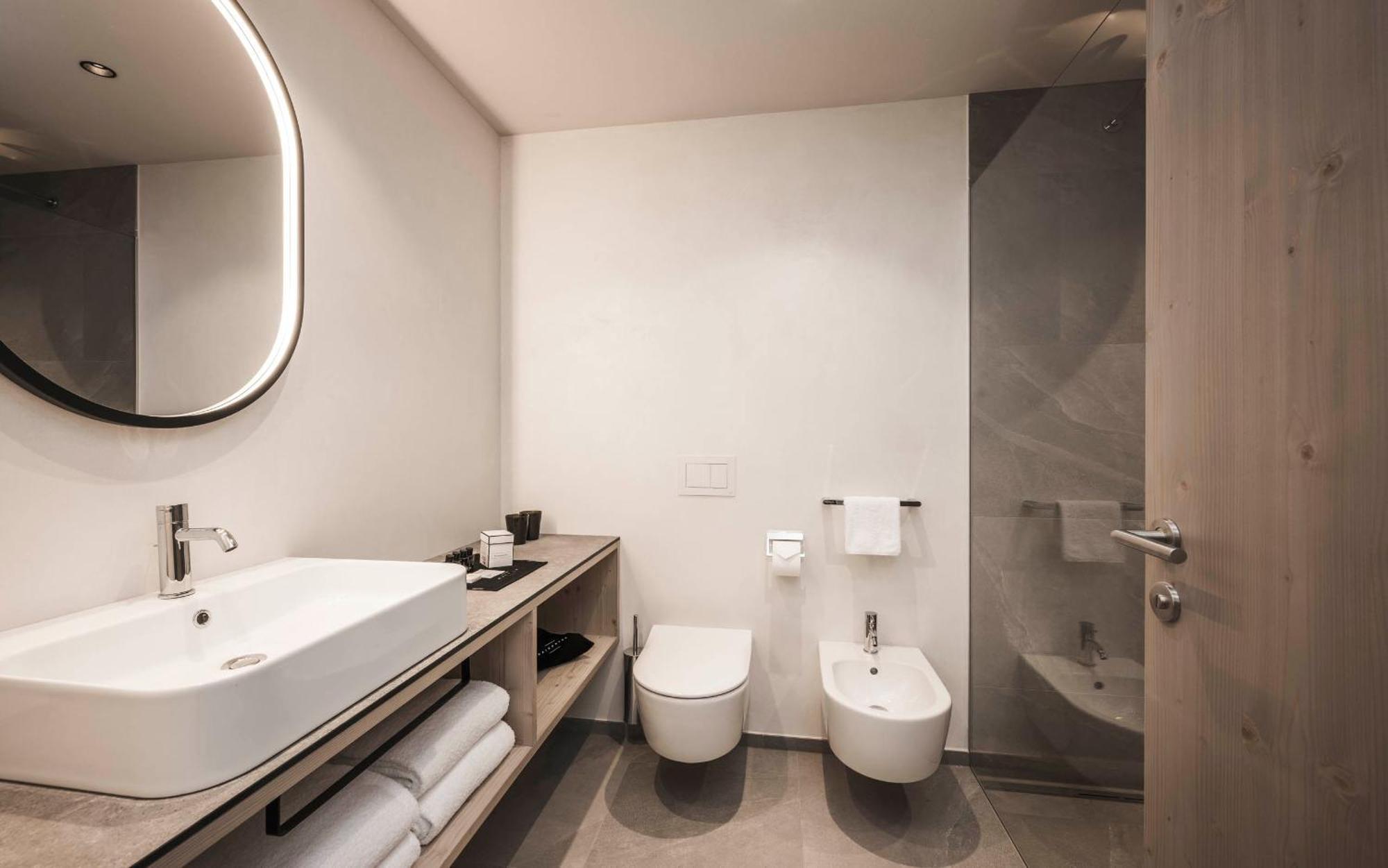 ריסקונה Hofergut Suites & Apartments מראה חיצוני תמונה
